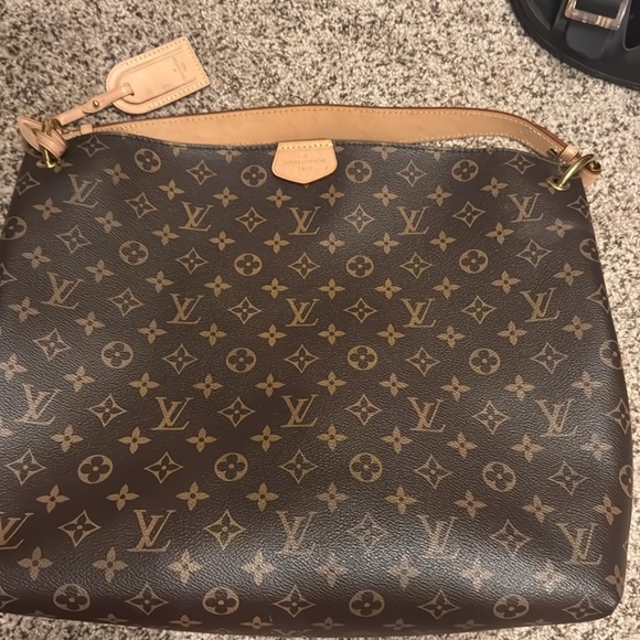 Louis Vuitton - Picture 1 of 16